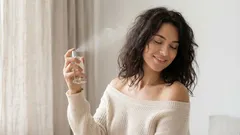 Perché non applicare il profumo sui polsi: i segreti di una scia voluminosa